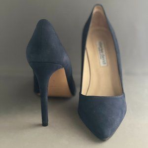 Charles David Passio Pump in Midnight Blue